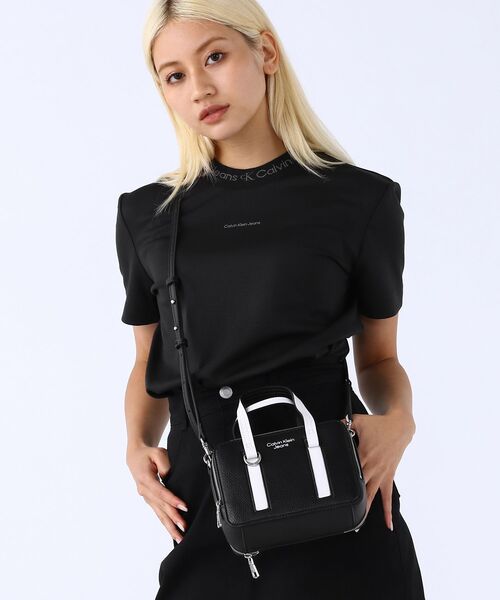 Calvin Klein(カルバン・クライン)の「ダブル ハンドル ウォレット バッグ(ハンドバッグ・レディース・ブラック・FREE)」の1枚目の写真
