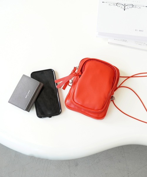 IAMUSE(アイアミューズ)の「コンパクトショルダーポーチ S0738【IAMUSE】(ショルダーバッグ・レディース・ブラック/レッド/ブルー/アイボリー・FREE)」の4枚目の写真