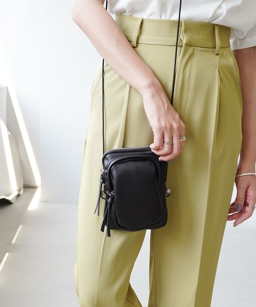 IAMUSE(アイアミューズ)の「コンパクトショルダーポーチ S0738【IAMUSE】(ショルダーバッグ・レディース・ブラック/レッド/ブルー/アイボリー・FREE)」の1枚目の写真
