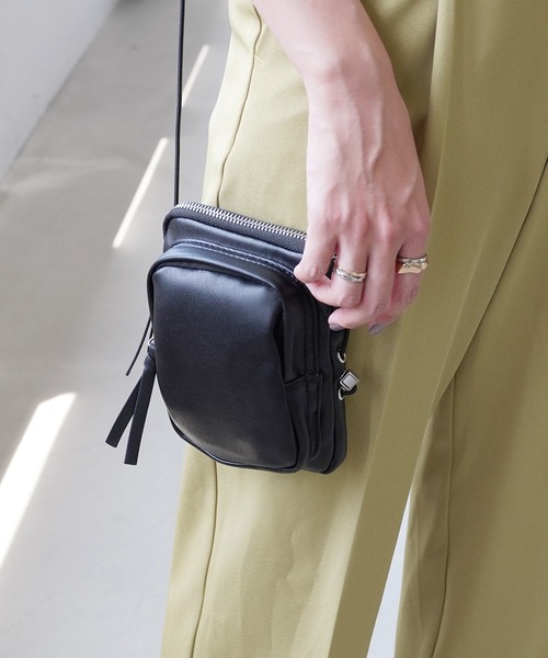 IAMUSE(アイアミューズ)の「コンパクトショルダーポーチ S0738【IAMUSE】(ショルダーバッグ・レディース・ブラック/レッド/ブルー/アイボリー・FREE)」の15枚目の写真