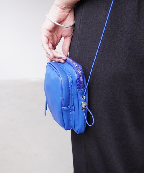 IAMUSE(アイアミューズ)の「コンパクトショルダーポーチ S0738【IAMUSE】(ショルダーバッグ・レディース・ブラック/レッド/ブルー/アイボリー・FREE)」の18枚目の写真