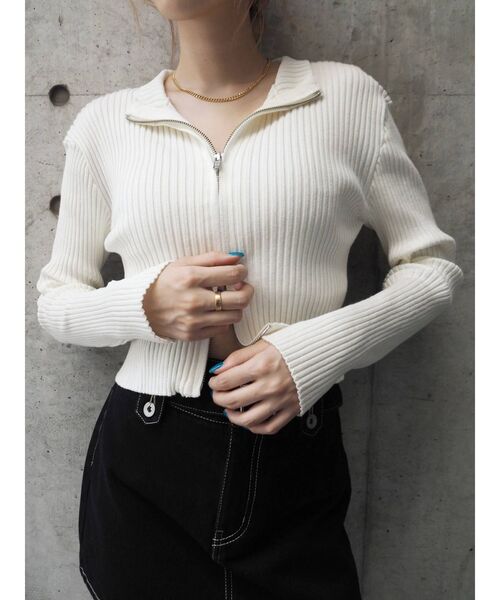 EVRIS（エヴリス）の「ジップタートルリブニットトップス（ニット/セーター・レディース・ホワイト/ブラック/ブルー/グリーン・FREE）」の2枚目の写真