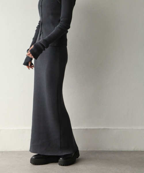 Chillfar（チルファー）の「スリットリブロングスカート（スカート・レディース・アイボリー/グレイッシュベージュ/グリーン/チャコール・FREE）」の11枚目の写真