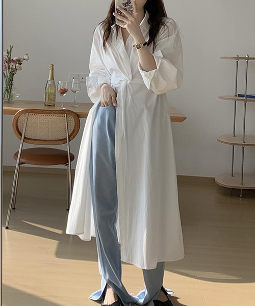 FREE STYLISTS(フリー スタイリスト)の「YUGA_YGMC センターツイスト ロングシャツワンピース(シャツワンピース・レディース・ホワイト/ライトブルー・FREE)」の2枚目の写真