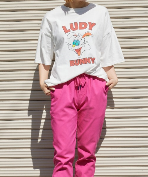 RODEO CROWNS WIDE BOWL（ロデオクラウンズワイドボウル）の「LUDY RABBIT Tシャツ（Tシャツ/カットソー・レディース・オフホワイト/チャコールグレー/ダークグリーン・FREE）」の2枚目の写真