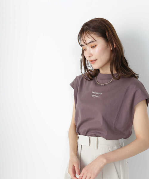 NATURAL BEAUTY BASIC(ナチュラルビューティーベーシック)の「◇<ロゴTシャツシリーズ>モックネックフレンチロゴTシャツ(Tシャツ/カットソー・レディース・グレー系その他2/オフホワイト・FREE)」の2枚目の写真