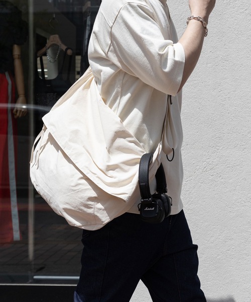 wrou(ロウ)の「C/Nタッサー ショルダーバッグ / C/N TUSSAH SHOULDER BAG(ショルダーバッグ・メンズ・オフホワイト/ブラック/チャコール/カーキ・FREE)」の17枚目の写真