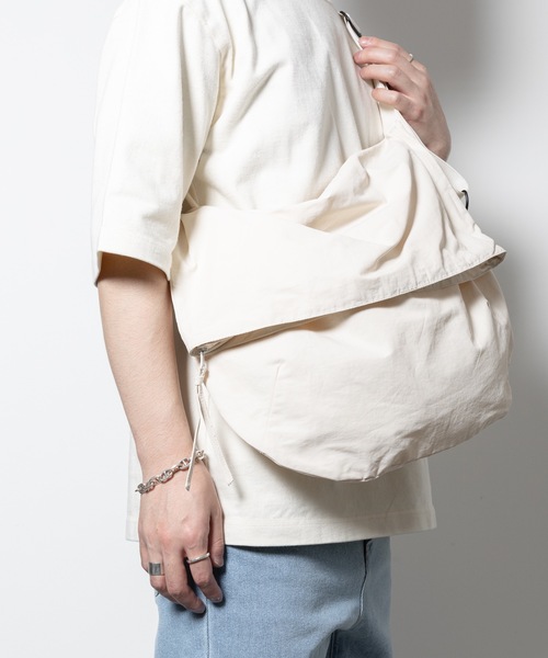 wrou(ロウ)の「C/Nタッサー ショルダーバッグ / C/N TUSSAH SHOULDER BAG(ショルダーバッグ・メンズ・オフホワイト/ブラック/チャコール/カーキ・FREE)」の18枚目の写真