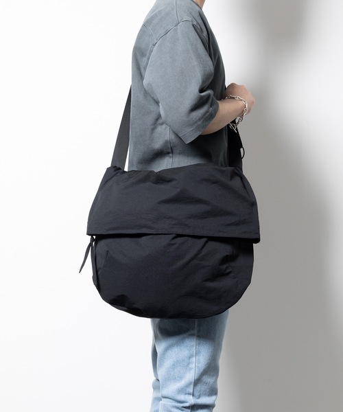 wrou(ロウ)の「C/Nタッサー ショルダーバッグ / C/N TUSSAH SHOULDER BAG(ショルダーバッグ・メンズ・オフホワイト/ブラック/チャコール/カーキ・FREE)」の19枚目の写真