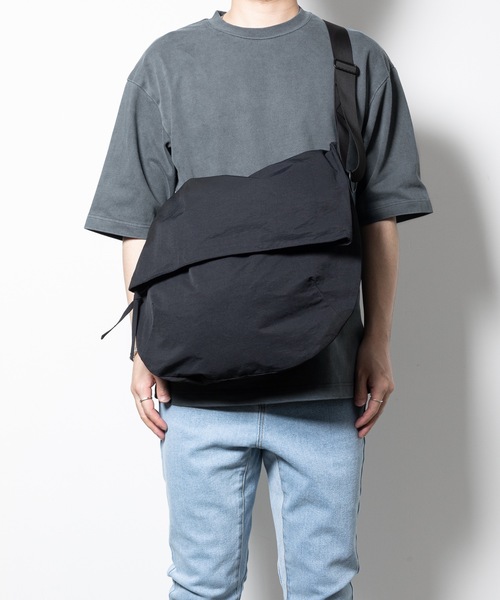 wrou(ロウ)の「C/Nタッサー ショルダーバッグ / C/N TUSSAH SHOULDER BAG(ショルダーバッグ・メンズ・オフホワイト/ブラック/チャコール/カーキ・FREE)」の13枚目の写真