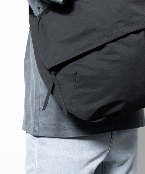 wrou(ロウ)の「C/Nタッサー ショルダーバッグ / C/N TUSSAH SHOULDER BAG(ショルダーバッグ・メンズ・オフホワイト/ブラック/チャコール/カーキ・FREE)」の14枚目の写真