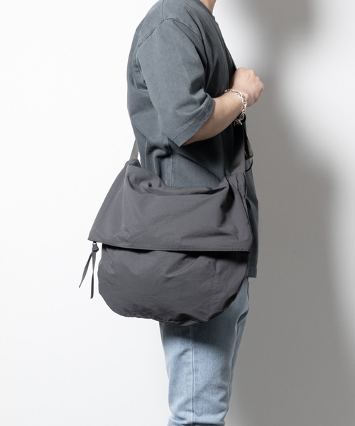 wrou(ロウ)の「C/Nタッサー ショルダーバッグ / C/N TUSSAH SHOULDER BAG(ショルダーバッグ・メンズ・オフホワイト/ブラック/チャコール/カーキ・FREE)」の8枚目の写真