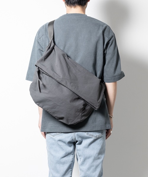 wrou(ロウ)の「C/Nタッサー ショルダーバッグ / C/N TUSSAH SHOULDER BAG(ショルダーバッグ・メンズ・オフホワイト/ブラック/チャコール/カーキ・FREE)」の20枚目の写真