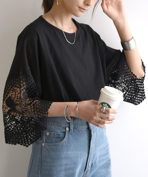 and it_(アンドイット)の「レーススリーブカットソー トップス(Tシャツ/カットソー・レディース・オフホワイト/スモークピンク/ブラック/グリーン・M/L)」の3枚目の写真