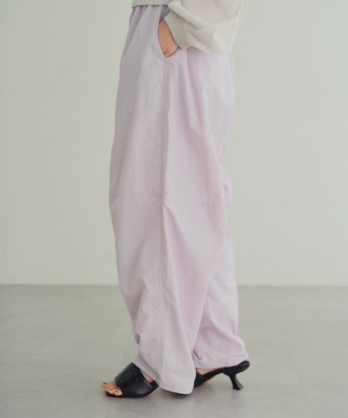 earthy(アーシー)の「【撥水】ナイロンボリュームパンツ(その他パンツ・レディース・ブラック/ブラウン/ベージュ/オフホワイト/パープル・S/M)」の5枚目の写真