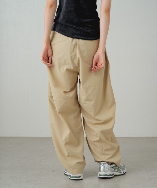 earthy(アーシー)の「【撥水】ナイロンボリュームパンツ(その他パンツ・レディース・ブラック/ブラウン/ベージュ/オフホワイト/パープル・S/M)」の10枚目の写真