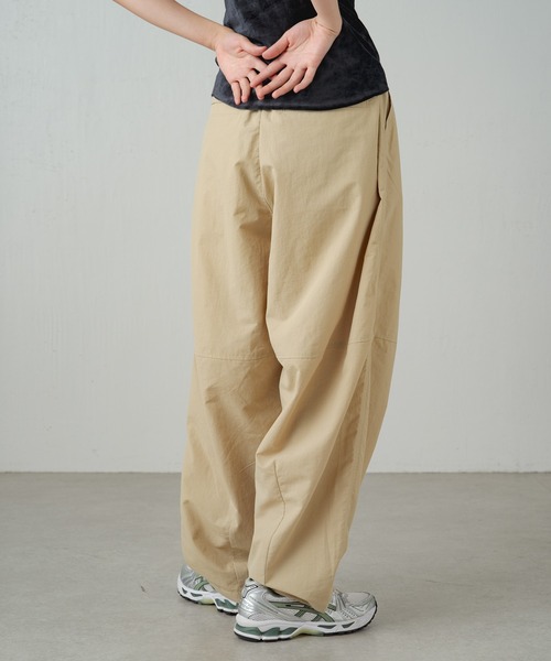 earthy(アーシー)の「【撥水】ナイロンボリュームパンツ(その他パンツ・レディース・ブラック/ブラウン/ベージュ/オフホワイト/パープル・S/M)」の11枚目の写真