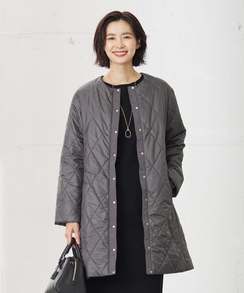 J.PRESS Ladies(J.プレス レディス)の「【洗える】高密度タフタ キルティング ロング コート(ノーカラーコート・レディース・ネイビー系/ブラック系/ブラウン系/グレー系・XS)」の3枚目の写真