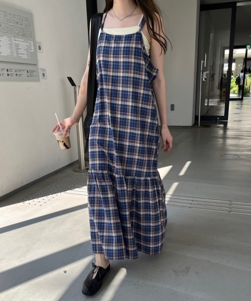nemne store(ネンネストア)の「チェック柄ティアードキャミワンピース(ワンピース・レディース・ネイビー/アイボリー・SMALL/MEDIUM)」の2枚目の写真