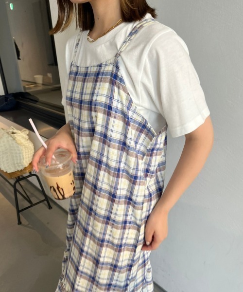 nemne store(ネンネストア)の「チェック柄ティアードキャミワンピース(ワンピース・レディース・ネイビー/アイボリー・SMALL/MEDIUM)」の3枚目の写真