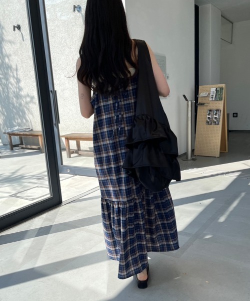 nemne store(ネンネストア)の「チェック柄ティアードキャミワンピース(ワンピース・レディース・ネイビー/アイボリー・SMALL/MEDIUM)」の8枚目の写真