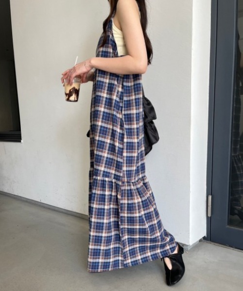 nemne store(ネンネストア)の「チェック柄ティアードキャミワンピース(ワンピース・レディース・ネイビー/アイボリー・SMALL/MEDIUM)」の10枚目の写真