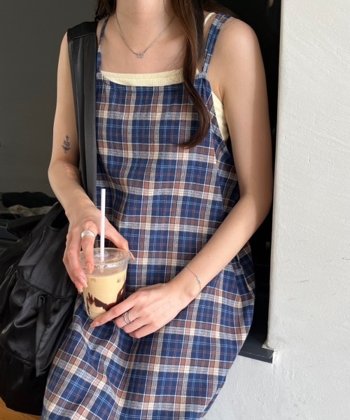 nemne store(ネンネストア)の「チェック柄ティアードキャミワンピース(ワンピース・レディース・ネイビー/アイボリー・SMALL/MEDIUM)」の12枚目の写真