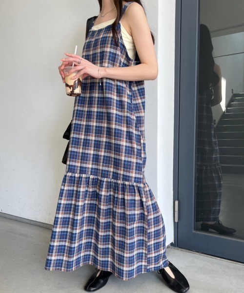 nemne store(ネンネストア)の「チェック柄ティアードキャミワンピース(ワンピース・レディース・ネイビー/アイボリー・SMALL/MEDIUM)」の4枚目の写真