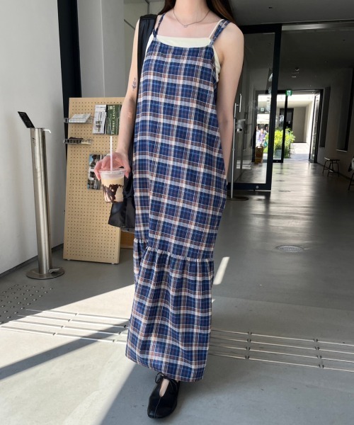nemne store(ネンネストア)の「チェック柄ティアードキャミワンピース(ワンピース・レディース・ネイビー/アイボリー・SMALL/MEDIUM)」の6枚目の写真