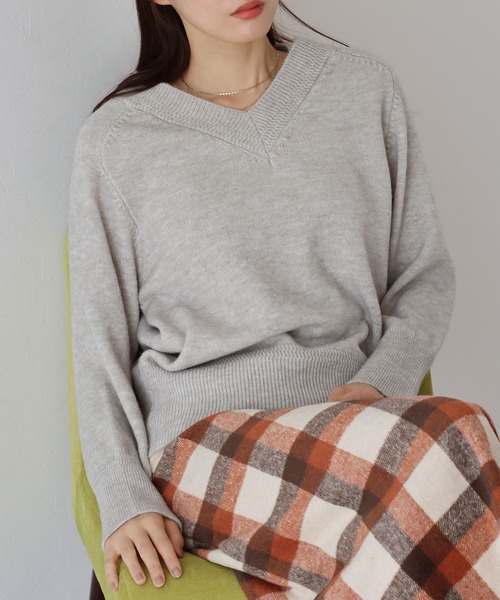 BLUEEAST(ブルーイースト)の「Vネックニット(ニット/セーター・レディース・グリーン/ブラック/オフホワイト/グレー/ベージュ/オレンジ/キャメル・MEDIUM)」の4枚目の写真