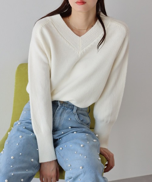 BLUEEAST(ブルーイースト)の「Vネックニット(ニット/セーター・レディース・グリーン/ブラック/オフホワイト/グレー/ベージュ/オレンジ/キャメル・MEDIUM)」の1枚目の写真