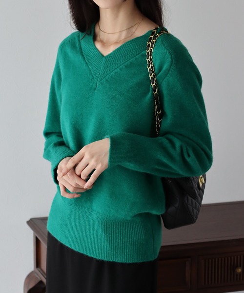 BLUEEAST(ブルーイースト)の「Vネックニット(ニット/セーター・レディース・グリーン/ブラック/オフホワイト/グレー/ベージュ/オレンジ/キャメル・MEDIUM)」の5枚目の写真