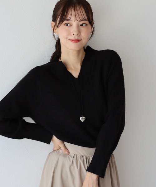 BLUEEAST(ブルーイースト)の「Vネックニット(ニット/セーター・レディース・グリーン/ブラック/オフホワイト/グレー/ベージュ/オレンジ/キャメル・MEDIUM)」の2枚目の写真