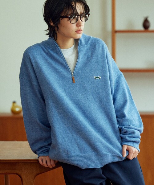 TOWNCRAFT（タウンクラフト）の「TOWN CRAFT/タウンクラフト 別注 リラックスフィット ハーフジップニット/ハーフジップ/ワンポイントロゴ/アクリルニット/ビックシルエット（ニット/セーター・メンズ・ベージュ/ブラック/サックスブルー/オレンジ/グリーン・MEDIUM/LARGE）」の4枚目の写真