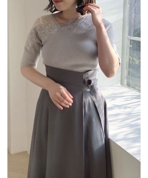 dazzlin（ダズリン）の「アシメエンブロイダリーニットトップス（ニット/セーター・レディース・ピンク/ブラック/オフホワイト/グレー・FREE）」の4枚目の写真