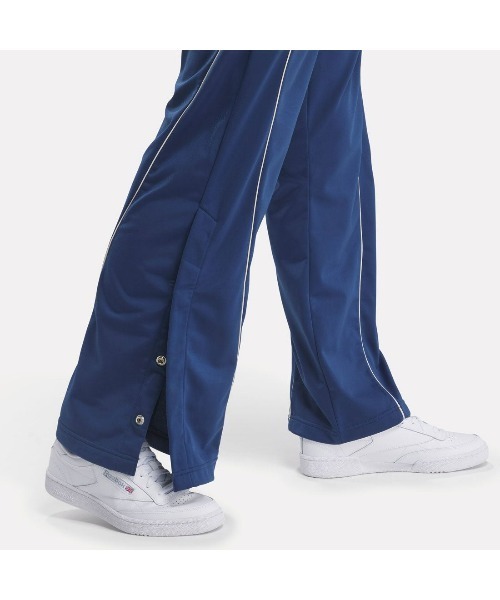 Reebok(リーボック)の「クラシック バスケットボール トラックパンツ / CL CS BBALL TP(スウェットパンツ・レディース・ライトベージュ/ダークブルー・LARGE/MEDIUM/SMALL/X-LARGE)」の5枚目の写真