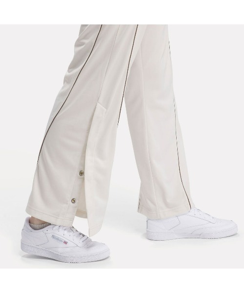 Reebok(リーボック)の「クラシック バスケットボール トラックパンツ / CL CS BBALL TP(スウェットパンツ・レディース・ライトベージュ/ダークブルー・LARGE/MEDIUM/SMALL/X-LARGE)」の10枚目の写真
