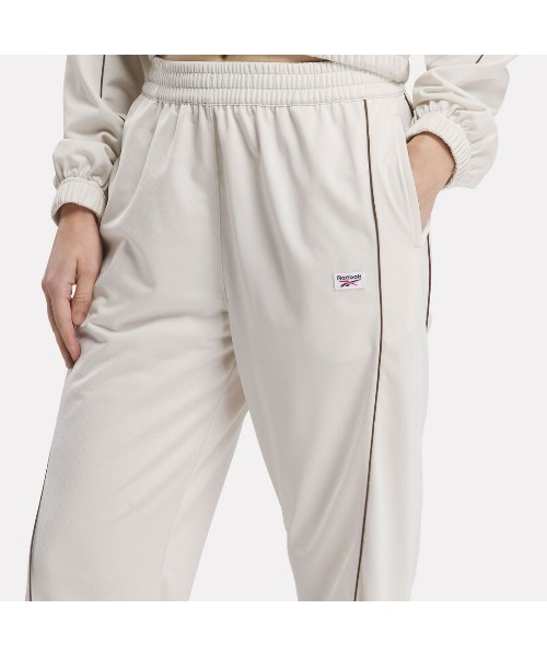 Reebok(リーボック)の「クラシック バスケットボール トラックパンツ / CL CS BBALL TP(スウェットパンツ・レディース・ライトベージュ/ダークブルー・LARGE/MEDIUM/SMALL/X-LARGE)」の12枚目の写真