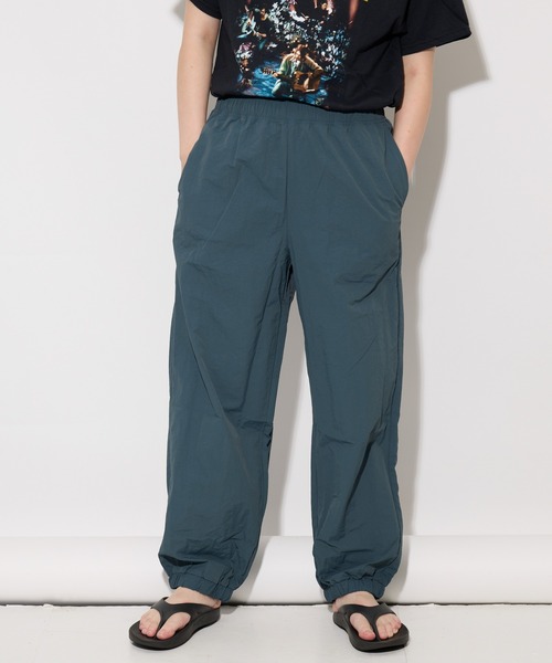 ddp（ディーディーピー）の「【 ddp / ディーディーピー 】 ナイロン ワイドシルエットパンツ MNF A5308-153AA01（その他パンツ・メンズ・アイボリー/ダークグリーン・LARGE/MEDIUM）」の2枚目の写真