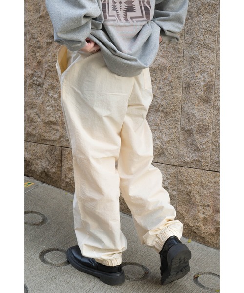 ddp（ディーディーピー）の「【 ddp / ディーディーピー 】 ナイロン ワイドシルエットパンツ MNF A5308-153AA01（その他パンツ・メンズ・アイボリー/ダークグリーン・LARGE/MEDIUM）」の4枚目の写真