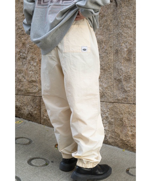 ddp（ディーディーピー）の「【 ddp / ディーディーピー 】 ナイロン ワイドシルエットパンツ MNF A5308-153AA01（その他パンツ・メンズ・アイボリー/ダークグリーン・LARGE/MEDIUM）」の5枚目の写真