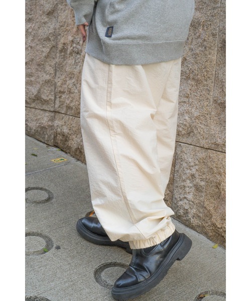 ddp（ディーディーピー）の「【 ddp / ディーディーピー 】 ナイロン ワイドシルエットパンツ MNF A5308-153AA01（その他パンツ・メンズ・アイボリー/ダークグリーン・LARGE/MEDIUM）」の8枚目の写真