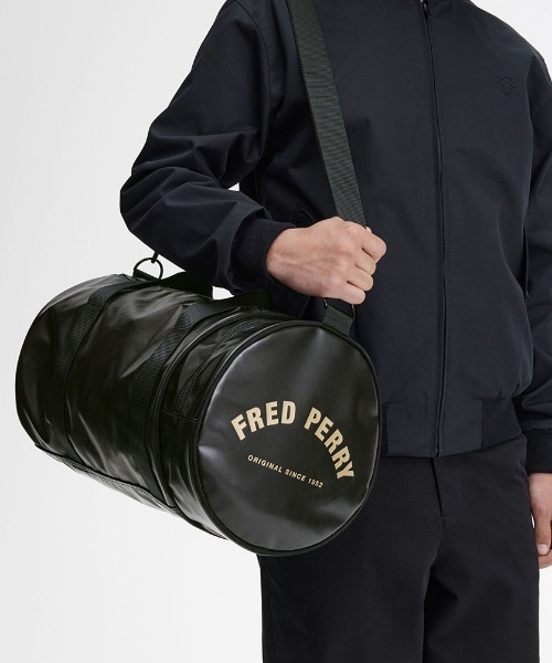 FRED PERRY（フレッドペリー）の「Tonal Classic Barrel Bag／トーナルバレルバッグ（ドラムバッグ・メンズ・ブラック/カーキ/ブラウン/ダークグリーン/バーガンディー/ネイビー・ONE SIZE）」の13枚目の写真