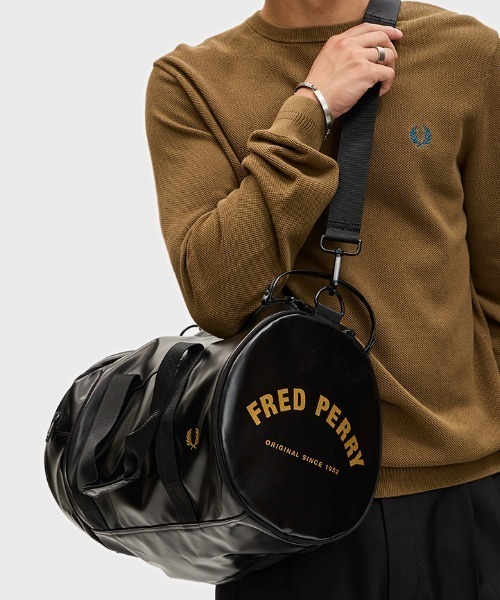 FRED PERRY（フレッドペリー）の「Tonal Classic Barrel Bag／トーナルバレルバッグ（ドラムバッグ・メンズ・ブラック/カーキ/ブラウン/ダークグリーン/バーガンディー/ネイビー・ONE SIZE）」の15枚目の写真