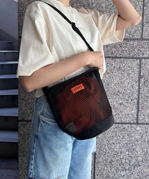 UNIVERSAL OVERALL（ユニバーサルオーバーオール）の「UNIVERSAL OVERALL / UO ポーチインメッシュショルダーS / UVO-184（ショルダーバッグ・レディース・ライトブルー/ブラック/グレー/モカ・ONESIZE）」の2枚目の写真