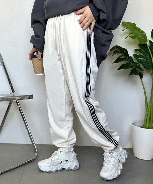CRB(シーアールビー)の「ラインジョガーパンツ(その他パンツ・レディース・グレー/ブラック/アイボリー・F)」の2枚目の写真
