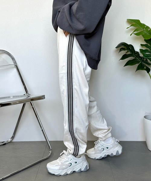 CRB(シーアールビー)の「ラインジョガーパンツ(その他パンツ・レディース・グレー/ブラック/アイボリー・F)」の4枚目の写真