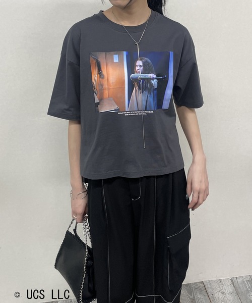 NICOLE CLUB(ニコル クラブ)の「M3GAN(ミーガン) フォトプリントTシャツ / オリジナル / 前後プリント(Tシャツ/カットソー・レディース・チャコールグレー/オフホワイト・FREE)」の2枚目の写真