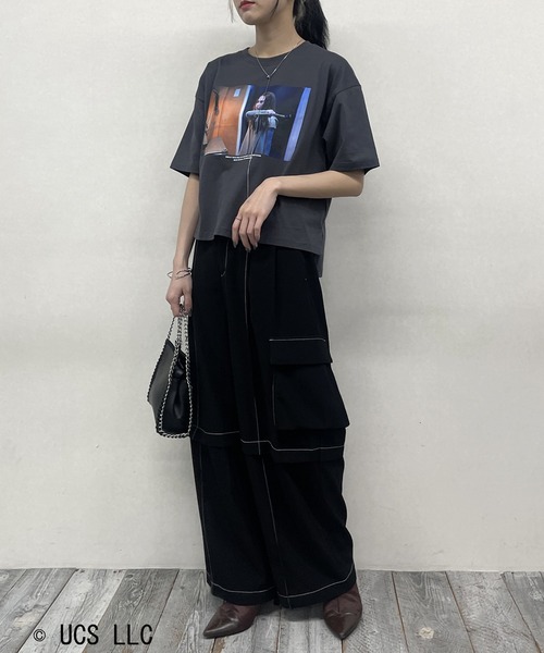 NICOLE CLUB(ニコル クラブ)の「M3GAN(ミーガン) フォトプリントTシャツ / オリジナル / 前後プリント(Tシャツ/カットソー・レディース・チャコールグレー/オフホワイト・FREE)」の17枚目の写真