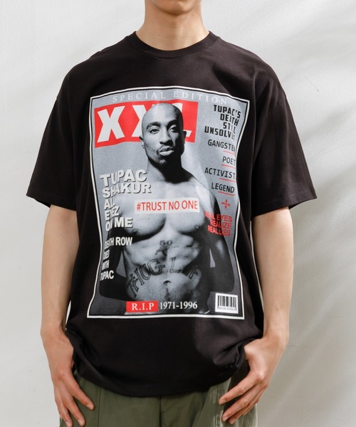 AMERICAN RAG CIE(アメリカンラグシー)の「SAWS US TEE TUPAC "XXL MAGAZINE(Tシャツ/カットソー・メンズ・ブラック・L/XL)」の1枚目の写真